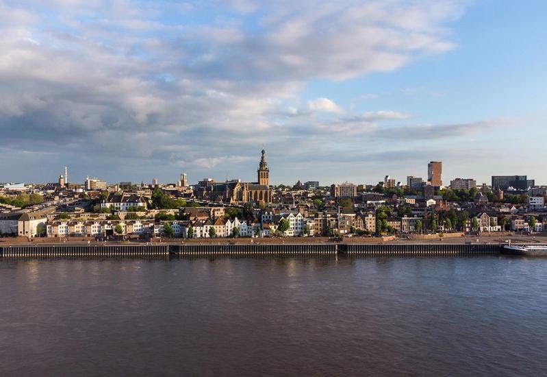 Foto van de kade en het stadsaanzicht van Nijmegen