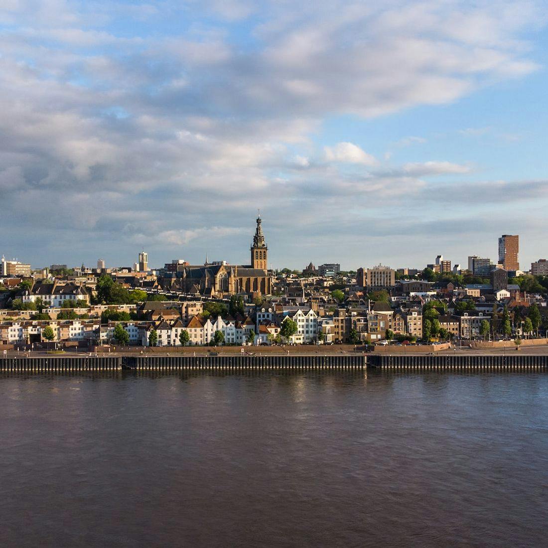 Foto van de kade en het stadsaanzicht van Nijmegen