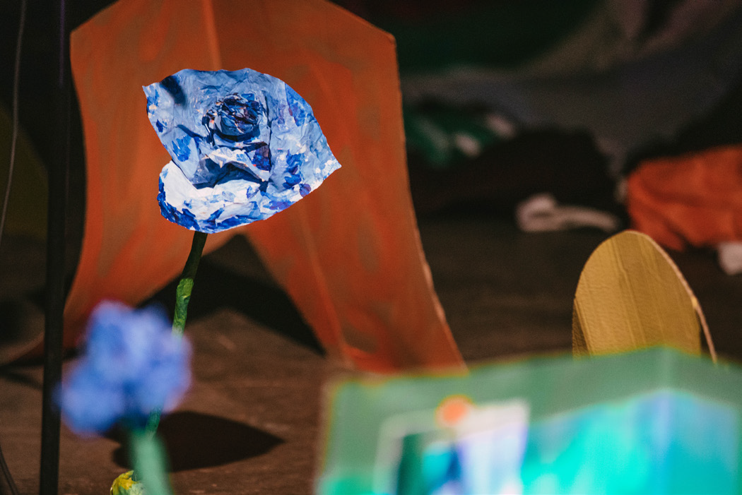 Foto van een kunstwerk met blauwe roos