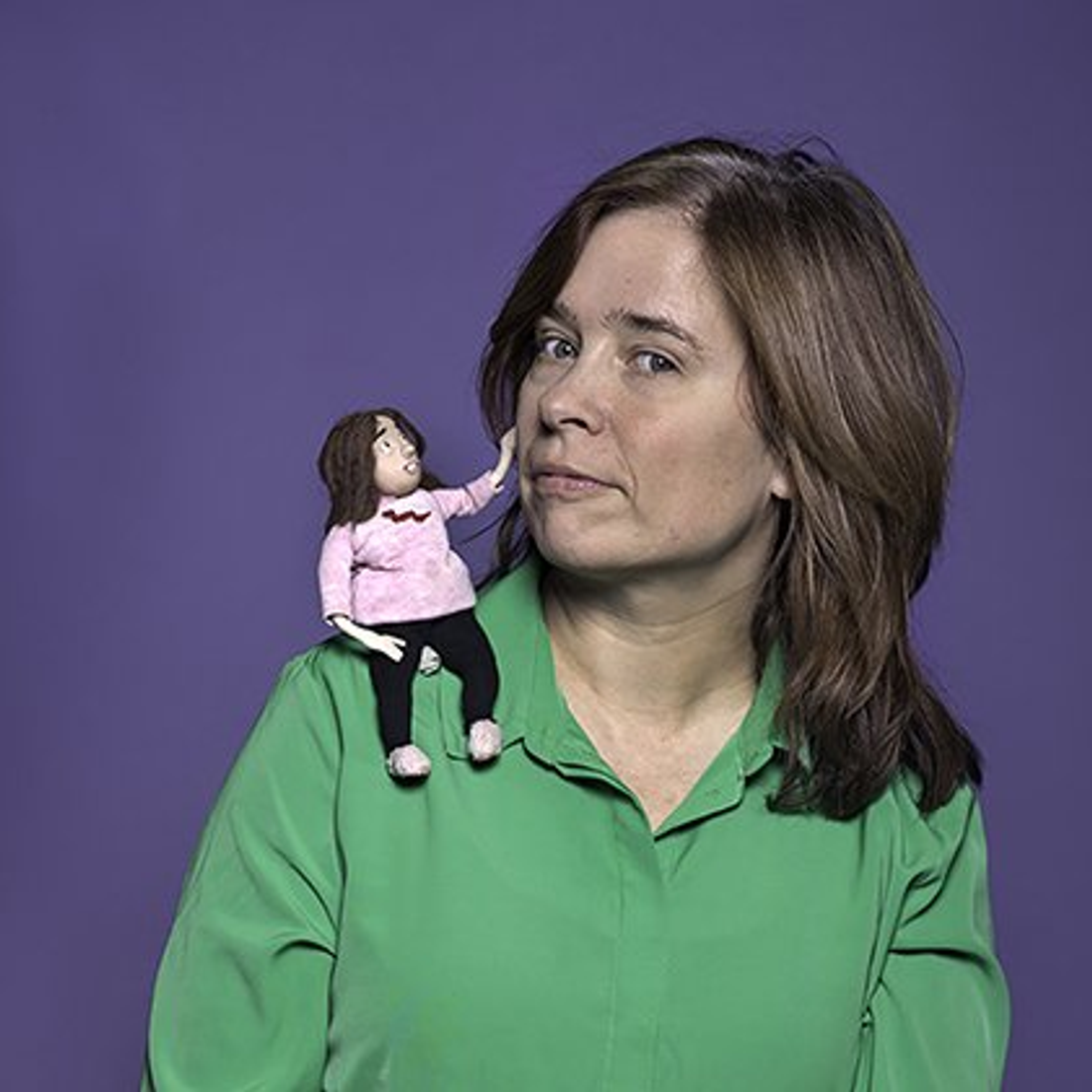 Portretfoto van Mascha Halberstad, met een kleine pop op haar schouder
