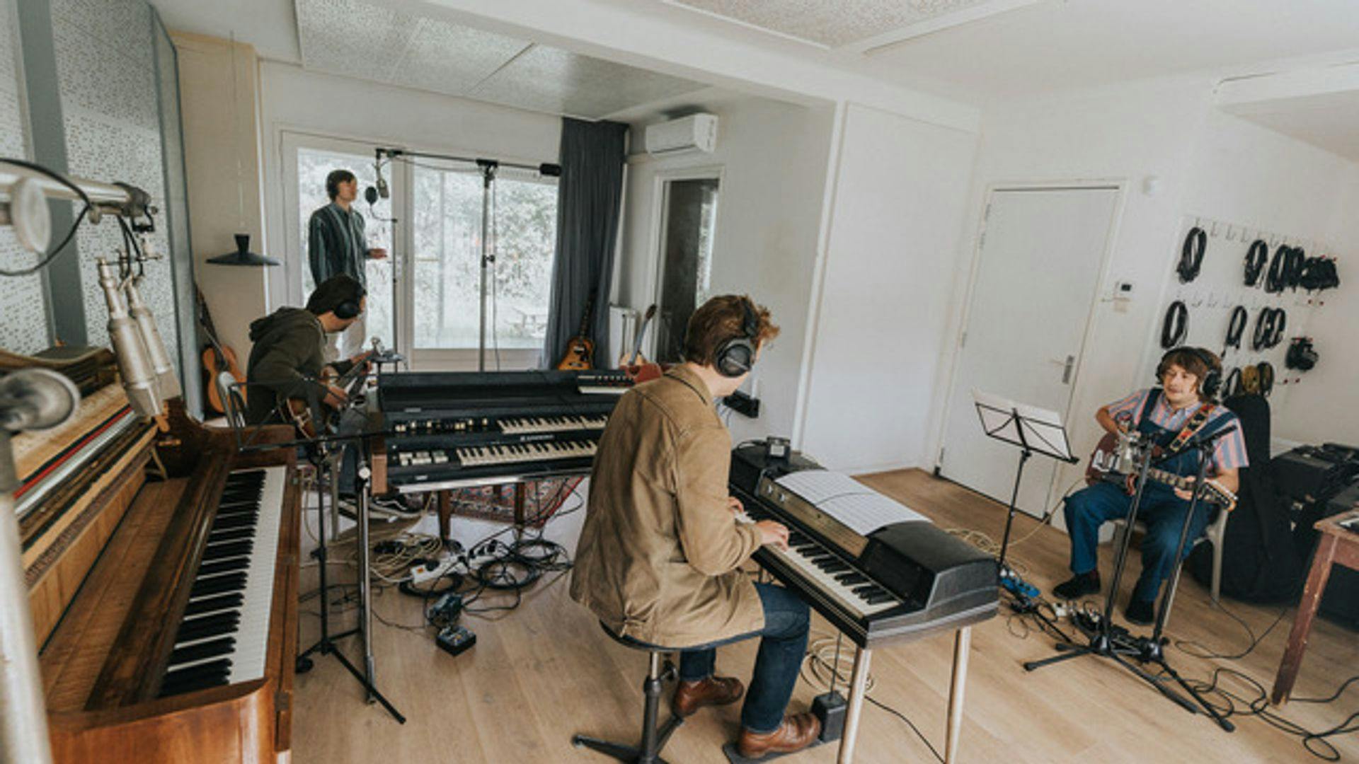Foto van muzikanten in een woonkamer